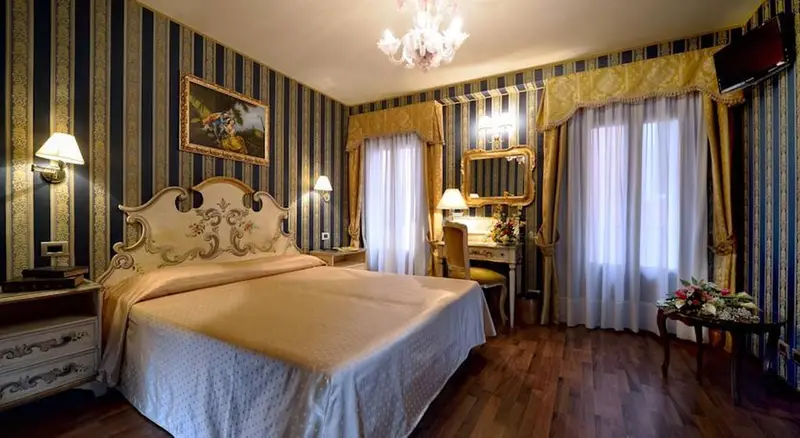 Hotel Lux Venezia Camere 01